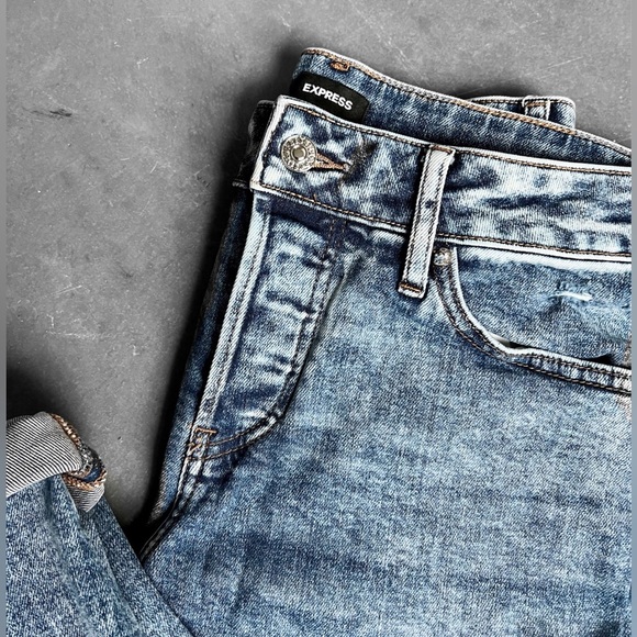 Express Mid Rise Medium Wash Ripped Boyfriend Jeans NWOT - Picture 6 of 6